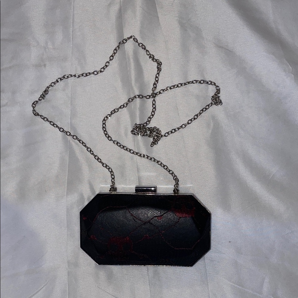 Skull clamshell purse